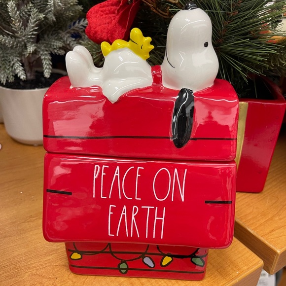Christmas Snoopy & Woodstock Peanuts Red Doghouse Rae Dunn Cookie Jar NWT - Picture 2 of 10